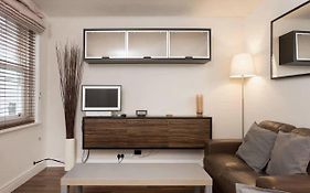 Stylish Studio Near Notting Hill Station!